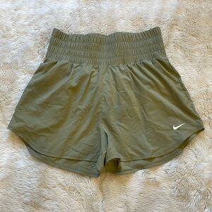 Super High Rise Nike Dri-fit athletic shorts!
